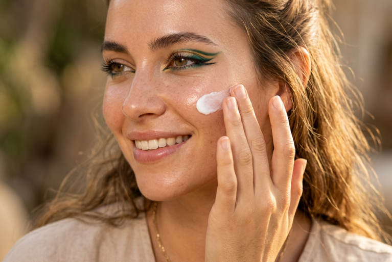 Protégez votre peau cet été ! Guide complet sur la protection solaire : choisir son SPF, écran minéral ou chimique, et les erreurs à éviter. Conseils Cléopâtre.