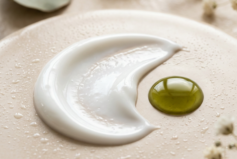 Protégez votre peau cet été ! Guide complet sur la protection solaire : choisir son SPF, écran minéral ou chimique, et les erreurs à éviter. Conseils Cléopâtre.