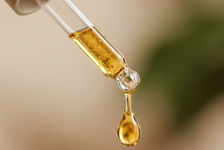 Découvrez la routine visage idéale en 5 étapes : nettoyage, sérum, hydratation et protection. Les gestes essentiels pour une peau éclatante. Conseils Cléopâtre.