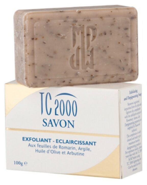 Le TC 2000 est un savon qui permet d'exfolier et éclaircir. Il assure un gommage doux grâce à sa composition harmonieuse en végétal et minéral. Il est composé de feuilles de romarin et d’argile brune, permettent ainsi d'élimine en douceur les cellules mortes tout en nettoyant.Le TC 2000 SAVON garantit un teint clair et lumineux avec une  peau douce et mieux préparée. Il élimine les cellules mortes de l’épiderme tout en nettoyant la peau et unifie le teint grâce à l’argile.