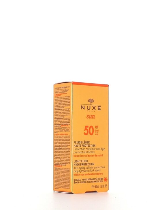 Ce fluide solaire léger visage SPF50 protège la peau des rayons du soleil et prévient le photo-vieillissement cellulaire. Enrichie en extrait de Jacinthe d'Eau, sa formule résistante à l'eau renforce la barrière de la peau pour la préserver de la déshydratation et sublime le bronzage. Son format pocket ultra-pratique se secoue avant l'application pour délivrer une texture légère non collante à effet "peau nue", idéale pour les peaux mixtes. Résistante à l'eau, elle envoûte aussi les sens grâce à son irrésistible parfum aux notes de Tiaré et de Vanille.