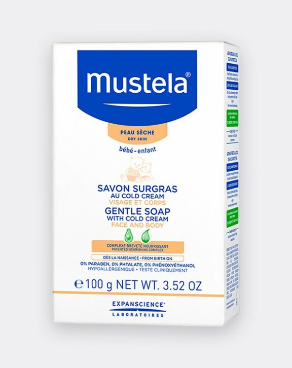 le savon  cold cream mustela  nettoie la peau de bébé et des enfants sans l’agresser. De plus, sa formule à base de cire d’abeille biologique nourrit la peau en profondeur et compense les effets desséchants de l’eau calcaire. Il offre plusieurs avantages : Nettoie le visage, le corps et les cheveux. Protège la peau des agressions extérieures. Rend la peau plus souple et douce après chaque utilisation. Son format solide de 100 g est pratique et économique. En outre, son étui recyclable provient de forêts gérées durablement et la formule est biodégradable.