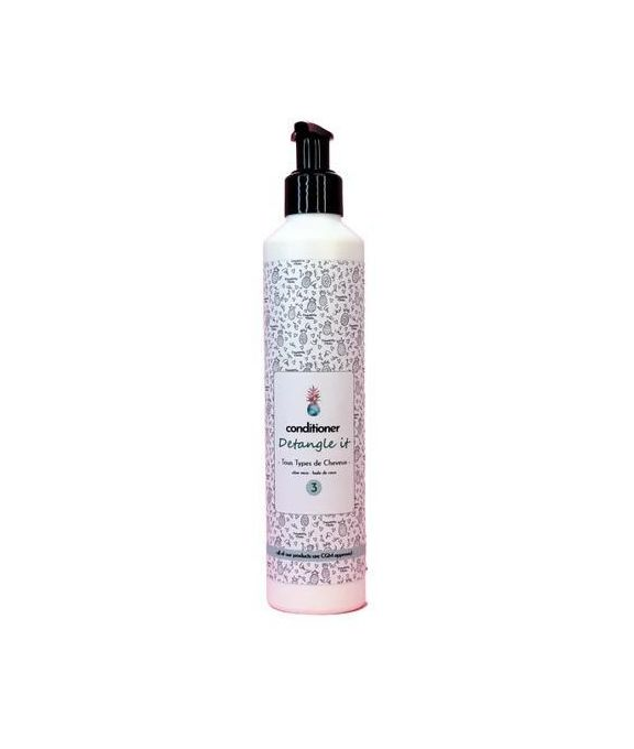Notre soin ou deep conditioner est sans silicones ou ingrédients considérés agressifs sur le marché. Il contient tel que le toute la gamme mais à des dosages spécifiques et généreux: L’aloe vera, les huiles d’amande et avocat, la gomme de guar, la vitamine E, la kératine, glycérine, extrait d’ortie. La Bétaïne: Laisse les cheveux faciles à coiffer, souples, doux et brillants et ou confèrent volume, légèreté et brillance. C’est un bon restaurateur d’élasticité. Il améliore l’apparence des cheveux secs en leur donnant un éclat. L'urée : l'ingrédient révolutionnaire dans l’industrie! qui est un excellent hydratant et stabilisateur de pH, il maintient la chevelure en bon état.