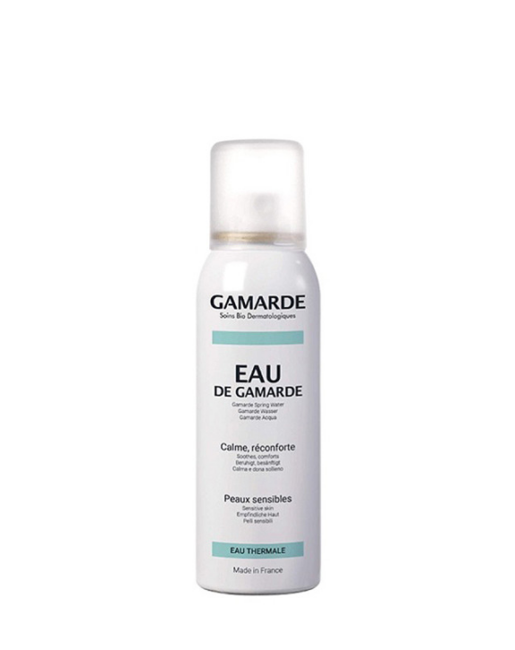 Eau de soin apaisante et anti-irritante. Reconnue pour ses propriétés apaisantes et anti-irritantes, l’Eau Thermale de Gamarde-Les-Bains procure confort, bien-être et douceur aux peaux délicates. Elle parfait le démaquillage, rafraîchit naturellement et réconforte.