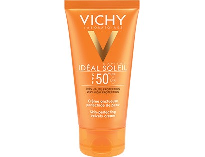 La crème onctueuse de Vichy assure une très haute protection solaire qui rend la peau idéale Vichy Ideal Soleil crème onctueuse est destiné pour les femmes, à la peau claire, normale à sèche, recherchant une protection solaire visage Avec sa texture douce et soyeuse enrichie en Acide Hyaluronique, la crème onctueuse de Vichy fond dans la peau et la repulpe immédiatement Vichy Ideal Soleil crème onctueuse rend la peau plus lisse, plus douce et plus souple.