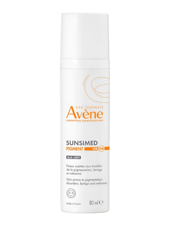 Sunsimed Pigment est un dispositif médical avec une protection solaire SPF50+ spécialement conçu pour prévenir le photo-vieillissement, les taches pigmentaires et les lésions d'ADN induites par l'exposition au soleil. Ce soin de haute protection intègre TriAsorB, un filtre solaire organique qui bloque efficacement les rayons UVB, UVA et la lumière bleue, et le Pre-tocophéryl, un puissant antioxydant pour renforcer la protection cellulaire. Adapté aux peaux sensibles, y compris aux femmes enceintes, il aide à prévenir les troubles de la pigmentation tels que le mélasma et le lentigo. Sa texture fluide permet une application facile et agréable sur le visage et le corps.