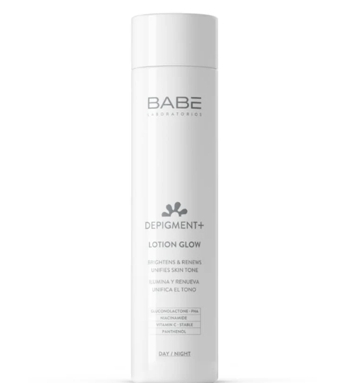 La lotion Babe Depigment+ Lotion Glow est une lotion équilibrante pour la peau issue de la gamme de soins éclaircissants avancés de la marque. Son utilisation quotidienne procure un éclat instantané et une régénération cutanée supérieure.