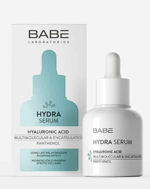 Sérum hydratant associant de l'acide hyaluronique de haut, moyen et bas poids moléculaire, de l'acide hyaluronique encapsulé et du panthénol. Hydrate immédiatement et durablement, lisse et comble les rides pour atténuer les rides d'expression.