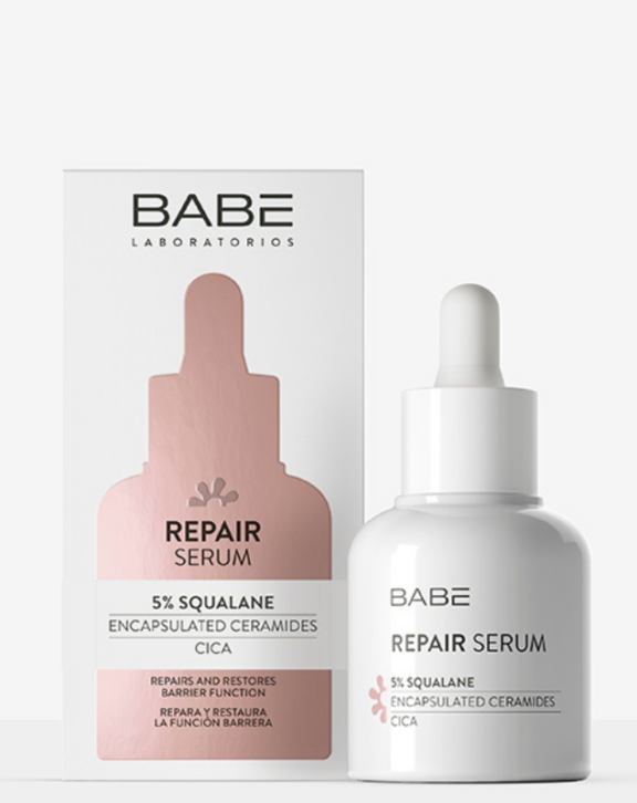 BABE REPAIR SERUM 30ML - Sérum Réparateur Intense pour Tous Types de Peau BABE REPAIR SERUM est un concentré conçu pour régénérer en profondeur les peaux fragilisées. Formulé comme un véritable soin barrière, il hydrate intensément, apaise les irritations et restaure l'éclat naturel de votre peau, même la plus sensible. La solution tout-en-un pour retrouver une peau résistante, confortable et rayonnante de santé.  C'est un traitement intensif et doux qui agit comme un régénérateur de la barrière cutanée. Conçu pour les peaux qui ont souffert des agressions quotidiennes, de routines trop agressives ou simplement pour celles, sensibles, qui réagissent au moindre changement, ce sérum est un allié de choix.