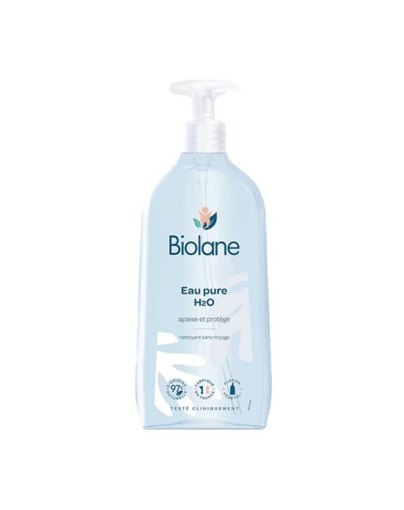 L'eau pure H2O Biolane nettoie parfaitement et en douceur le visage, le corps et le siège de votre bébé pour une peau propre et délicatement parfumée. Elle délivre le produit directement sur le coton par une simple pression et permet de toujours garder une main sur votre bébé pour sa sécurité.