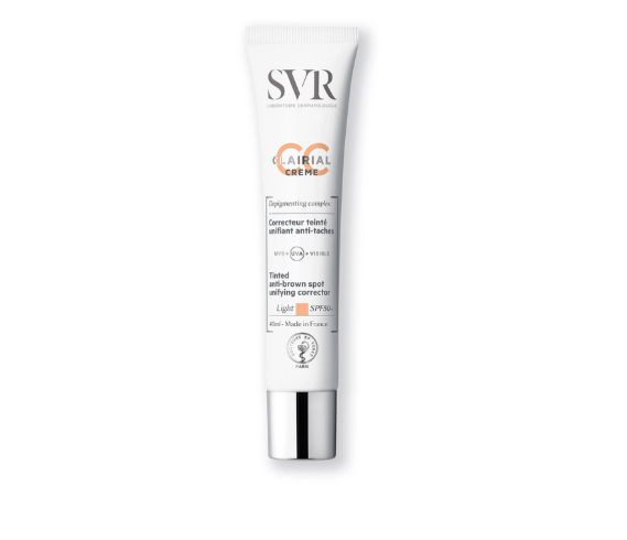 SVR Clairial CC Crème Light est un soin correcteur de teint conçu pour atténuer l’apparence des taches pigmentaires et unifier la peau. Sa formule enrichie en complexe dépigmentant contribue à réduire les taches existantes tout en limitant leur réapparition. Grâce à la présence de bêta-carotènes antioxydants, cette crème aide à protéger la peau des agressions extérieures tout en apportant nutrition et éclat. Elle offre également une haute protection solaire grâce à des filtres performants, essentiels pour prévenir les dommages liés aux UV. Hypoallergénique et non comédogène, elle est parfaitement adaptée aux peaux sensibles et garantit une tolérance optimale.