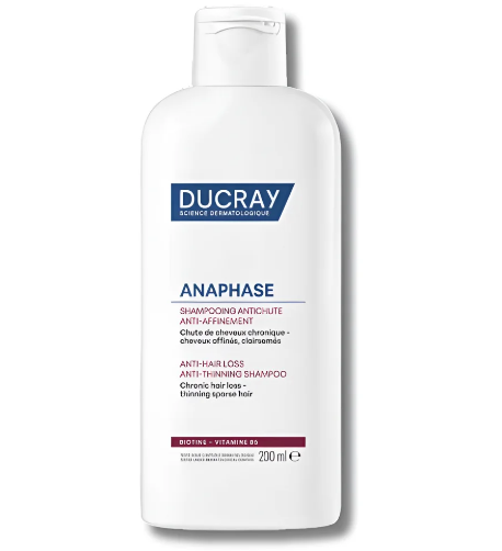 Le shampooing Anaphase de DUCRAY nettoie délicatement les cheveux et le cuir chevelu tout en agissant comme traitement complémentaire pour freiner la chute des cheveux. Sa formule brevetée associe le GP4G et le Nicotinate de Tocophérol pour stimuler la microcirculation du cuir chevelu et favoriser la croissance des cheveux, redonnant ainsi volume et densité à la chevelure. Enrichi en vitamines B5, B6 et B8, ce shampooing aide à régénérer les cheveux et leur apporte vitalité et énergie. Sa texture crémeuse procure une sensation de confort et de bien-être lors du massage du cuir chevelu.