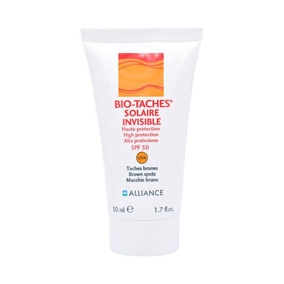 Bio-taches Ecran Solaire Teinté La combinaison de filtres et d'écrans minéraux assure à la peau une très haute protection contre les UVA et les UVB. De plus, grâce à la présence de "Biotanoïde", BIO TACHES SOLAIRE prévient la formation de taches brunes, régule la mélanogénèse et permet la constitution d'un hâle uniforme. La présence d'agents hydratants et de Vitamine E lutte contre le dessèchement et le vieillissement cutanés. Un produit novateur et réellement très efficace pour lutter contre les tâches brunes sur la surface de la peau.