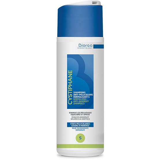CYSTIPHANE SHAMPOOING ANTIPELLICULAIRE NORMALISANT offre une efficacité renforcée contre les états pelliculaires légers à modérés. Il réduit les pellicules sèches ou grasses et limite leur réapparition. Sa formule unique à base d’agents antimicrobiens et d’huile essentielle de Cade aide à maintenir l’équilibre du cuir chevelu. Grâce à son effet apaisant et anti-démangeaisons*, il contribue à améliorer le bien-être quotidien. Agréablement parfumé, le shampoing anti-pelliculaire Cystiphane S laisse les cheveux doux et brillants.* Testé sous contrôle dermatologique.