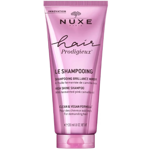 Le NUXE HAIR PRODIGIEUX Le Shampooing Brillance Miroir 200ml. Ce shampooing révolutionnaire, enrichi en huile fermentée de Camélia Rose, nettoie en douceur et révèle une brillance spectaculaire, pour des cheveux incroyablement légers et soyeux.