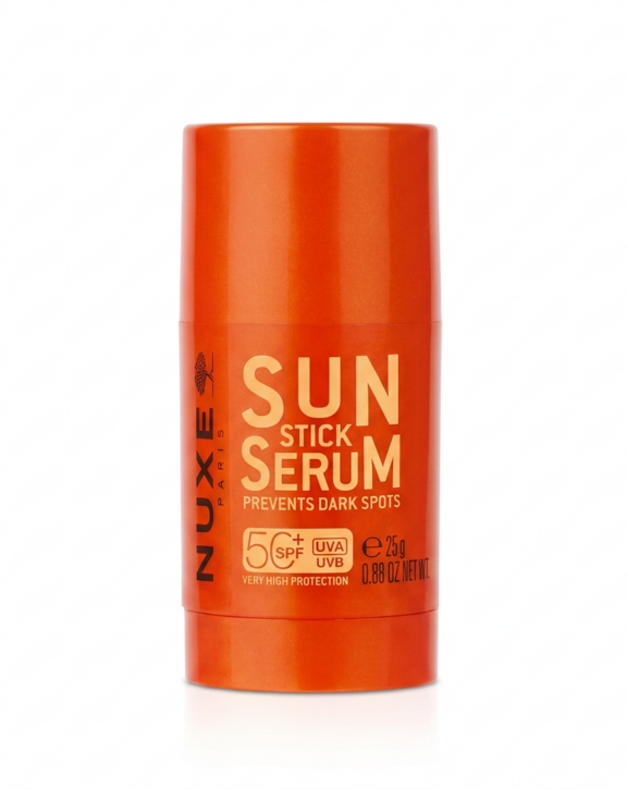 Offrez à votre peau un concentré d'efficacité solaire dans un format stick ultra-pratique au fini invisible. Ce Sérum-en-Stick Solaire SPF50+ protège le visage et les zones surexposées des UVA/UVB et de la lumière bleue tout en prévenant l'apparition des taches. Son complexe anti-oxydant de riz et de romarin offre une protection cellulaire anti-âge et contribue à prévenir le photo-vieillissement cutané prématuré. Associé à de la vitamine E, il protège efficacement la peau du stress oxydatif lié à l'exposition au soleil. Sa formule offre une hydratation durable et renforce la barrière cutanée. Résistante à l'eau et non comédogène, elle convient à tous les types de peaux et toutes les carnations.