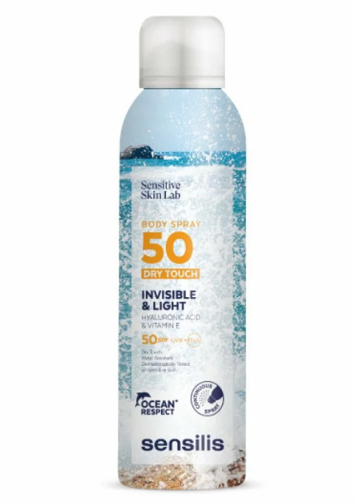 SENSILIS Body Spray Toucher sec SPF50 est un écran solaire en spray qui offre une protection élevée contre les dommages causés par le soleil. Formulé avec une protection UVA/UVB à large spectre SPF 50+, Sun Secret Spray aide à maintenir l'hydratation et l'élasticité de la peau tout en prévenant le vieillissement prématuré. SENSILIS Sun Secret Spray est résistant à l’eau avec une texture transparente, fraîche qui pénètre rapidement. Très facile à appliquer, vous n’aurez besoin que de 3 minutes. Sèche immédiatement et empêche le sable de coller à la peau. Une formule Ocean Respect qui respecte votre peau et la planète. Protège contre les UVA et les UVB Hydrate Action antioxydante