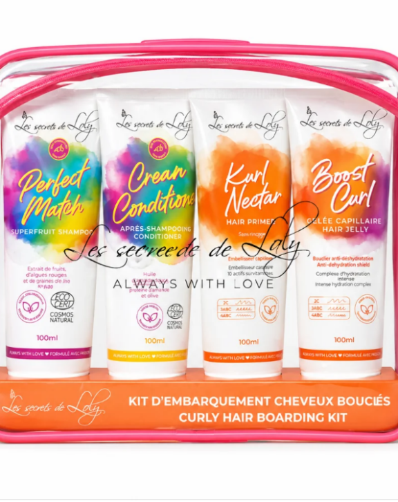 Nouvelles trousses pour les cheveux bouclés à emmener partout avec soi lors de ses voyages ! Découvrez les produits de la routine bouclés au format voyage 100ml qui vous accompagneront partout cet été. Nettoyer, démêler, hydrater et styliser, ces 4 étapes n'auront plus de secret pour vous ! Perfect Match 100ml - Shampooing hydratant léger Pink Paradise 100ml - après-shampooing Kurl Nectar 100ml - Crème sans rinçage réparatrice et hydratante Boost Curl 100ml - Gelée coiffante hydratante