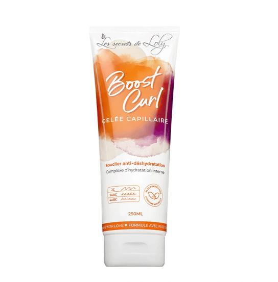 Boost Curl est une gelée hydratante conçue pour aider à définir, redéfinir et sublimer les boucles sans effet carton. Sa formule à base d’eau apporte une hydratation optimale, essentielle pour révéler des boucles souples et rebondies. Grâce à son complexe de maintien d’hydratation, elle aide à limiter l’évaporation de l’eau et à prolonger l’hydratation des cheveux tout au long de la journée. Enrichie en provitamine B5, elle contribue également à renforcer la fibre capillaire et limiter la casse. Aide à définir et redéfinir les boucles Hydrate durablement les cheveux Contribue à limiter la casse Laisse les boucles souples sans effet figé Aide à sublimer les cheveux bouclés, frisés ou ondulés