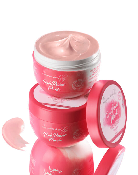 Le Pink Power Mask de Les Secrets de Loly est un soin restructurant ultra-protéiné conçu pour les cheveux secs, abîmés et fragilisés. Sa formule innovante, composée à 96,5 % d’ingrédients d’origine naturelle, intègre des actifs tels que le collagène, la créatine et la kératine végétale, enrichis en protéines et acides aminés. Ces composants pénètrent en profondeur la fibre capillaire, renforçant la structure interne du cheveu et améliorant son élasticité sans l’alourdir. Les cheveux sont ainsi revitalisés, résistants et brillants, avec une facilité de démêlage accrue et une réduction de la casse lors du brossage.