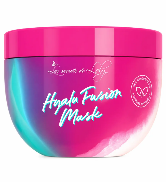 Le masque Hyalu Fusion est un masque innovant à la texture inédite : un gel ultra-fondant et sensoriel qui fusionne instantanément avec le cheveu. Son complexe Curl Bounce, composé d'acide hyaluronique, de protéines, d'acides aminés, de polypeptides et d'extrait de babassu, hydrate intensément les cheveux. Au cœur de la formule se trouve un actif de pois chiche ultra-concentré, reconnu pour son effet rebond longue durée sur les boucles, tandis que l'acide hyaluronique polymoléculaire réhydrate en profondeur et agit en synergie avec l'extrait de quimauve, qui apporte du glissement et gaine la fibre capillaire. Ce masque-gel est un véritable activateur de boucles : les cheveux retrouvent leur dynamisme et leur énergie, et sont en pleine forme ! Le rebond des boucles est pleinement réactivé, comme amplifié.