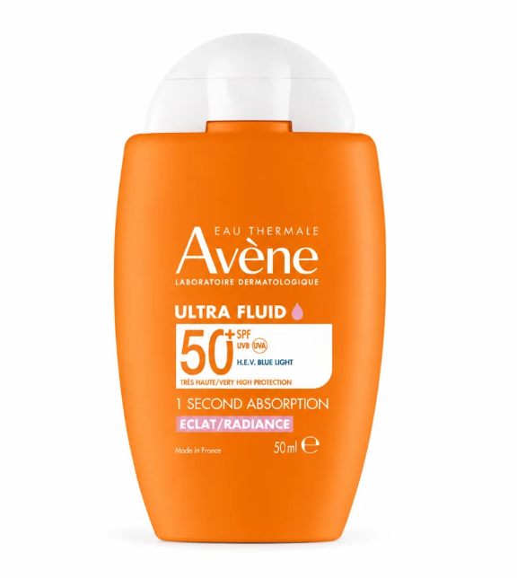 Ultra Fluid Radiance SPF50+ est un soin solaire quotidien offrant une très haute protection contre les UVB, les UVA et la lumière bleue HEV. Il aide à prévenir les signes du photovieillissement tout en sublimant l’éclat naturel de la peau. Sa texture ultra fluide et légère s’étale facilement pour un fini confortable et invisible. Grâce à sa technologie innovante de micro-pigments encapsulés, il révèle à l’application un teint frais, lumineux et naturellement unifié.