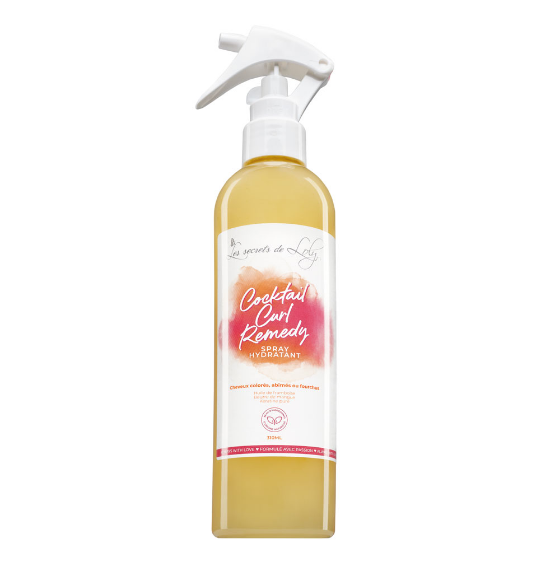 Un soin quotidien au parfum de framboise et de pivoine conçu pour les cheveux abîmés, colorés, décolorés, secs ou fourchus. Il apporte plus de douceur et d'hydratation. Les cheveux deviennent plus faciles à manipuler : comme après une nouvelle coupe ! Formulé à 98,4 % d’ingrédients d'origine naturelle, le Cocktail Curl Remedy est le produit le plus technique de la gamme. Véritable cocktail hydratant à base de beurre de mangue, de kératine pure, d’huile végétale de framboise et d’aloe vera, ce spray aide à sceller les fourches afin de préserver vos longueurs tout en les hydratant. Il contribue au renfort de vos pointes abîmées .Il convient aux cheveux naturels, colorés, ou en transition.