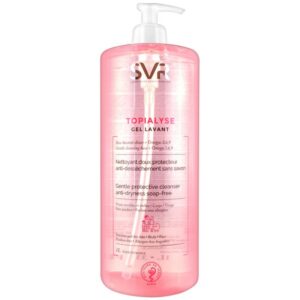 Topialyse Gel Lavant 1 L est un gel nettoyant doux protecteur, idéal pour l’hygiène quotidienne des peaux sensibles et sèches, du visage et du corps. Sa formule contient une base lavante douce anti-dessèchement, est sans savon et au pH physiologique et aide par conséquent à réduire les sensations de grattage pour une peau plus douce et plus confortable durablement. Enrichie en omégas 3, 6 et 9, sa formule est apaisante. Ce gel lavant convient aussi au cuir chevelu du nourrisson, il ne pique pas les yeux. Appliquer sur le visage ou le corps, faire mousser puis rincer. Indication : Hygiène quotidienne des peaux sensibles et sèches. Visage et corps.