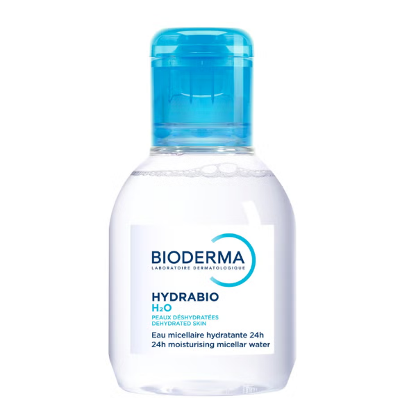Faites l’expérience d’un nettoyage purifiant doux grâce à la Solution Micellaire Démaquillante Hydratante Hydrabio H2O de Bioderma, une eau micellaire dermatologique qui respecte la nature fragile des peaux sensibles. Spécialement formulé pour prendre soin des peaux déshydratées et sensibles, ce nettoyant sans rinçage élimine efficacement la saleté et le maquillage.