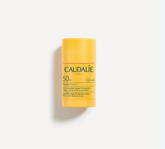 Caudalie Vinosun Protect Stick Invisible Haute Protection SPF50 15 g est une protection solaire destinée au visage, aux lèvres et aux zones sensibles. Elle convient aussi bien aux adultes qu’aux enfants dès 3 ans. Avec une haute protection solaire SPF50, ce stick offre une défense invisible et efficace contre les rayons UVA/UVB, contribuant ainsi à prévenir les dommages cutanés induits par l’exposition au soleil. Sa formule est enrichie d’huile de pépins de raisin, nourrissante et anti-oxydante et d’huile de buriti hydratante, apaisante et nourrissante. Son format pratique vous accompagne partout pour des retouches rapides et une protection continue. Profitez d’une défense invisible, mais puissante, pour des journées ensoleillées en toute sérénité. Sans parfum.
