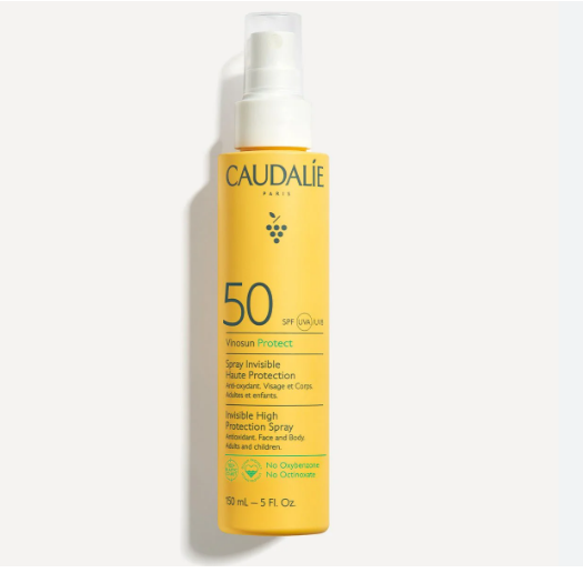 Le Spray Invisible Haute Protection SPF50 protège efficacement le visage et le corps des UVA/UVB tout en offrant une action anti-oxydante aux peaux les plus sensibles. Sa texture fluide au fini invisible pénètre rapidement et laisse un doux parfum d'été sur la peau. Une formule clean(*) et hautement sensorielle pour toute la famille ! Nos solaires contiennent des filtres offrant une forte protection contre les rayons UVA, susceptibles de tacher les vêtements. Il est préférable de laisser sécher votre protection solaire avant de vous habiller et en cas de tache, d'utiliser un détachant dégraissant avant de passer le vêtement en machine à basse température.