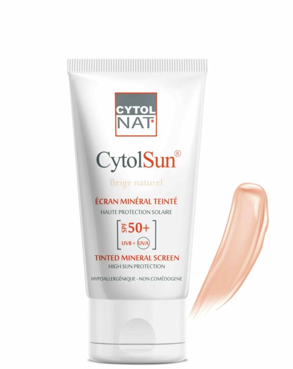 Protégez votre peau avec le CYTOLNAT CYTOLSUN Écran SPF50+ teinté beige naturel. Ce soin solaire offre une protection optimale contre les UV tout en unifiant le teint. Sa texture légère et non grasse s'applique facilement, garantissant un fini naturel. Idéal pour une protection quotidienne, il est votre allié contre le soleil.