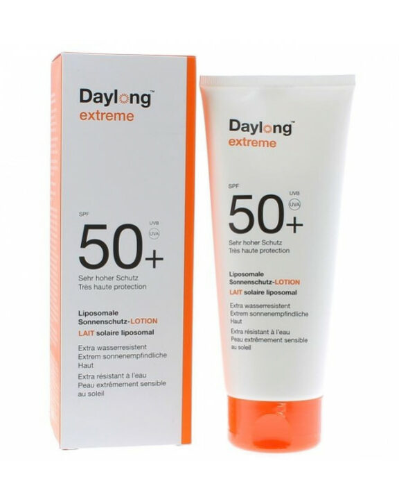 Très haute protection SPF 50+ avec filtres photostables à large spectre contre les UVA/UVB Formulation liposomale unique acheminant les filtres solaires là où ils doivent agir, au cœur de la couche superficielle de l’épiderme, pour une protection longue durée Aide à prévenir les dommages cellulaires et le vieillissement cutané prématuré induits par les UVA, UVB et infra-rouges (IR) Hydrate et nourrit la peau grâce à l'aloe vera et à la vitamine E Haute tolérance : hypoallergénique, sans parfum, sans paraben, sans octocrylène, non comédogène. Testé sous contrôle dermatologique.