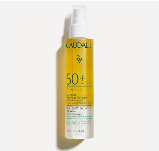 L’Eau Solaire Très Haute Protection SPF50+ protège efficacement visage, corps et cheveux des UVA/UVB tout en offrant une action anti-oxydante aux peaux les plus sensibles. Sa texture invisible mi-eau mi-huile pénètre rapidement sans effet gras et laisse un doux parfum d’été sur la peau. Une formule clean(1)pour toute la famille .