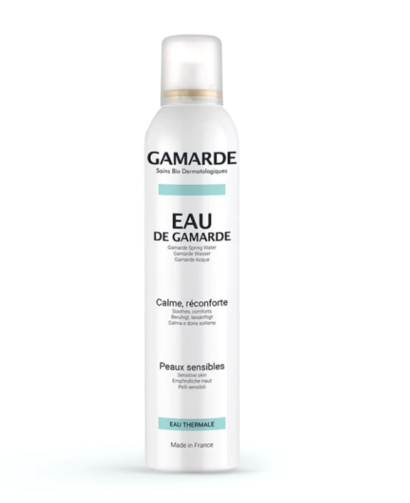 Eau de soin apaisante et anti-irritante. Reconnue pour ses propriétés apaisantes et anti-irritantes, l’Eau Thermale de Gamarde-Les-Bains procure confort, bien-être et douceur aux peaux délicates. Elle parfait le démaquillage, rafraîchit naturellement et réconforte.