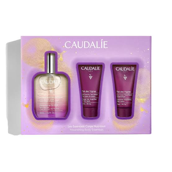 Les huiles de soin Caudalie sont chacune associée à un gel douche et au soin corps nourrissant hyaluronique thé des vignes. Les gels douche Caudalie sont tous garantis haute tolérance et sans savon. Ils nettoient la peau en douceur sans la dessécher et l’enveloppent d’un doux voile parfumé. Formulé avec 98% d’ingrédients d’origine naturelle, le soin corps nourrissant hyaluronique thé des vignes nourrit et hydrate la peau au quotidien grâce propriétés hydratantes, repulpantes et lissantes de l’acide hyaluronique. Sa texture fraîche, légère et non-collante pénètre rapidement et permet de s’habiller immédiatement après l’application.