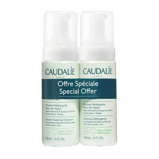 Caudalie Vinoclean Mousse Nettoyante Fleur de Vigne Lot de 2 x 150 ml est une mousse au raisin hydratant et à la sauge purifiante qui nettoie et purifie en douceur. Elle apporte éclat et confort, et laisse la peau douce et fraîche. Le flacon est en plastique 100% recyclé. Sans parabènes, phénoxyéthanol, PEG, silicones, phtalates, huiles minérales, sodium laureth sulfate, ingrédients d’origine animale. 97% des ingrédients sont d’origine naturelle. Vegan.