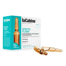Soin peau éclatante Les ampoules Flash Effect de La Cabine permettent d’obtenir une peau éclatante et lumineuse. Formulées en algues roses, ces dernières sont connues pour estomper les signes de l’âge et de fatigue. La peau devient alors plus tonique, lisse et lumineuse. Leur effet anti-âge retarde l’apparition des rides et ridules et donne de l’élasticité à la peau tout en la raffermissant. Casser l’ampoule délicatement. Appliquer matin et/ou soir sur le visage propre et le décolleté en effectuant de légers massages pour que la peau absorbe le soin. Effectuer ensuite sa routine habituelle. Contenance : 10x2ml