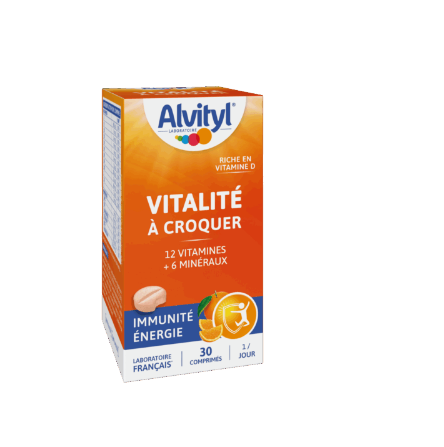La formule d’Alvityl® à croquer associe 12 vitamines et 6 minéraux pour : • Assurer à l’organisme énergie et vitalité physique grâce aux vitamines B3, B6, et C, au fer et au magnésium qui aident à réduire la fatigue ; • Contribuer au fonctionnement normal du système immunitaire grâce au zinc, au sélénium ainsi qu’aux vitamines A, D et B12 ; • Participer au maintien de la solidité des os grâce à la vitamine D.