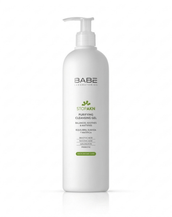 Le gel nettoyant purifiant Babé Stop Akn est spécialement formulé pour les peaux grasses à tendance acnéique. Ce gel doux et efficace nettoie les pores en profondeur, éliminant les impuretés et rééquilibrant la production naturelle de sébum. Grâce à sa formule puissante, il réduit les imperfections et aide à prévenir les éruptions cutanées, laissant la peau fraîche et revitalisée.