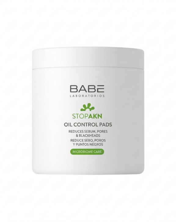 BABE STOP AKN OIL CONTROL PADS associe plusieurs actifs ciblés dans des disques imprégnés conçus pour aider à réguler l’excès de sébum, purifier la peau et améliorer son grain. Pratiques à utiliser après le nettoyage, ces 60 disques s'intègrent facilement dans une routine quotidienne destinée aux peaux mixtes à grasses, grasses ou à tendance acnéique