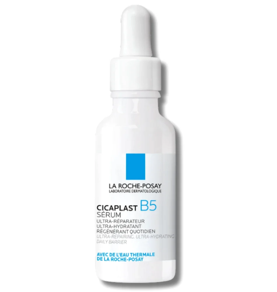 Cicaplast B5 Sérum de La Roche-Posay est une innovation dermatologique concentrée en 10 % de vitamine B5, offrant une action ultra-hydratante, réparatrice et régénérante au quotidien. Inspiré de la science de la réparation cutanée, ce sérum aide à restaurer et protéger la barrière cutanée afin de maintenir l’hydratation et de défendre la peau contre les agressions extérieures telles que sécheresse, irritations ou teint terne. Sa formule est enrichie en acide hyaluronique et en HEPES, actifs reconnus pour hydrater intensément, lisser les rugosités et favoriser la régénération de la peau.