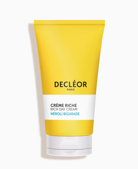 Plongez votre peau dans un bain de nutrition et de confort avec la Crème Riche Néroli Bigarade, spécialement formulée pour renforcer la barrière d’hydratation des peaux sèches et déshydratées. Sa texture onctueuse fond sur la peau sans effet gras, apportant souplesse, éclat et protection contre les agressions extérieures. Enrichie en huiles essentielles de Néroli, Petit Grain Bigarade, Orange Douce et en beurres végétaux, elle laisse la peau visiblement plus douce, lisse et lumineuse jour après jour.