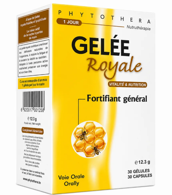 Phytothera Gelée Royale est un complément alimentaire à base de gelée royale lyophilisée, reconnue pour ses propriétés fortifiantes et revitalisantes. Naturellement produite par les jeunes abeilles nourricières, la gelée royale est la nourriture exclusive de la reine des abeilles, réputée pour sa longévité et sa vitalité exceptionnelles. Grâce à un procédé de lyophilisation, la gelée royale conserve ses principaux actifs tout en offrant une excellente stabilité. Sa teneur standardisée en 10-HDA (6 %), principal marqueur de qualité de la gelée royale, garantit une concentration optimale en principes actifs.