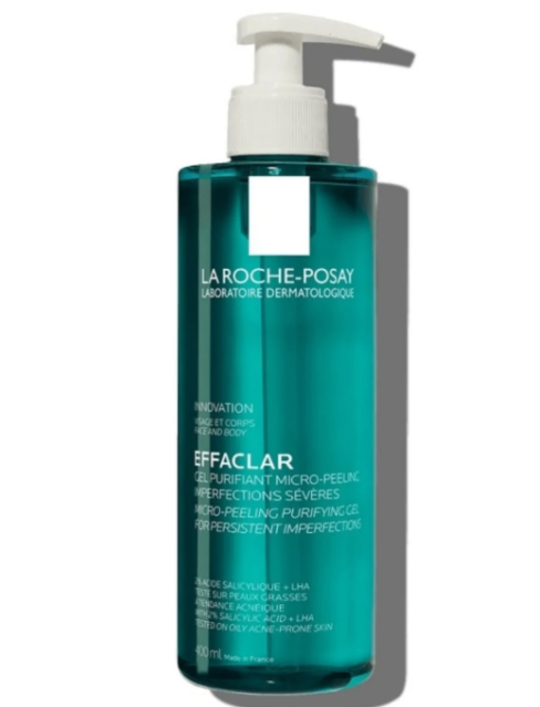 Le La Roche-Posay Effaclar DuoClean Gel Moussant 400 ml est un nettoyant purifiant conçu pour les peaux mixtes à grasses sujettes aux imperfections. Sa formule innovante élimine l’excès de sébum, les impuretés et les traces de pollution, tout en respectant l’équilibre cutané. Enrichi en LHA (Lipo-Hydroxy Acide) et Niacinamide, il aide à réduire l’apparence des imperfections et à prévenir l’apparition des points noirs. Sa texture gel qui mousse légèrement rend le nettoyage agréable et efficace, sans dessécher la peau. Idéal pour une routine quotidienne matin et soir, il prépare la peau à recevoir les soins ciblés anti-imperfections.