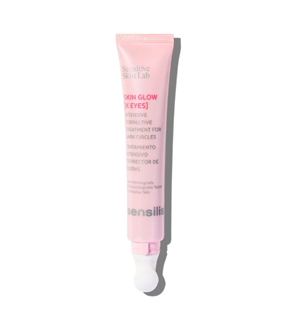 SKIN GLOW EYES est un traitement intensif correcteur qui aide à combattre la fatigue du contour des yeux. Il augmente la luminosité de manière immédiate, améliore la coloration des cernes vasculaires et pigmentaires, et hydrate de façon immédiate et à long terme. Formulé avec un cocktail multivitaminé comprenant de la Vitamine K oxydée, 3% de Niacinamide, de l’Acide Hyaluronique, 1% de Caféine, de l’Extrait de Ginkgo Biloba et un complexe revitalisant. Grâce à sa combinaison d’ingrédients, il améliore la fonction barrière, stimule l’élimination des toxines, dissimule les cernes et augmente la microcirculation.