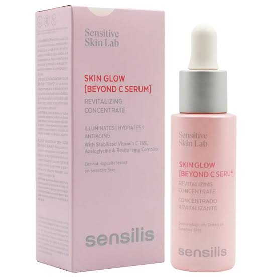 SKIN GLOW [BEYOND C SERUM] est un concentré revitalisant qui réactive la luminosité de la peau fatiguée. Il augmente la vitalité cellulaire, illumine et hydrate de manière immédiate et à long terme, stimule la synthèse de collagène pour prévenir le vieillissement prématuré et a une action antioxydante et antipollution. Il contient 15% de Vitamine C stabilisée, 2% de Provitamine B5, Vitamine B9, Acide Hyaluronique, Azéloglycine et 3 minéraux (Zinc, Cuivre et Magnésium).