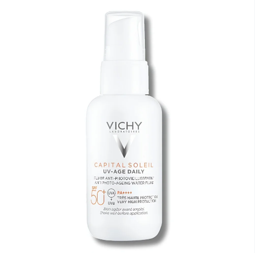 Protégez votre peau du photovieillissement grâce à ce fluide solaire visage haute protection SPF50+, enrichi en peptides (4%) et niacinamide (2%). Sa technologie brevetée Netlock forme un film invisible ultra-résistant contre les rayons UVA/UVB tout en unifiant le teint et en atténuant les signes de l'âge (taches, rides, perte de fermeté). Sa texture ultra-légère, non grasse et sans traces blanches, est idéale pour une application quotidienne sur tous types de peaux. Composé également de probiotiques, d'eau volcanique de Vichy et de vitamine E, ce fluide fortifie la barrière cutanée. Conseils d'utilisation :        - Appliquer 5 à 6 pressions sur le visage, le cou et le contour des yeux chaque matin.        - Dernière étape de votre routine soin quotidienne.