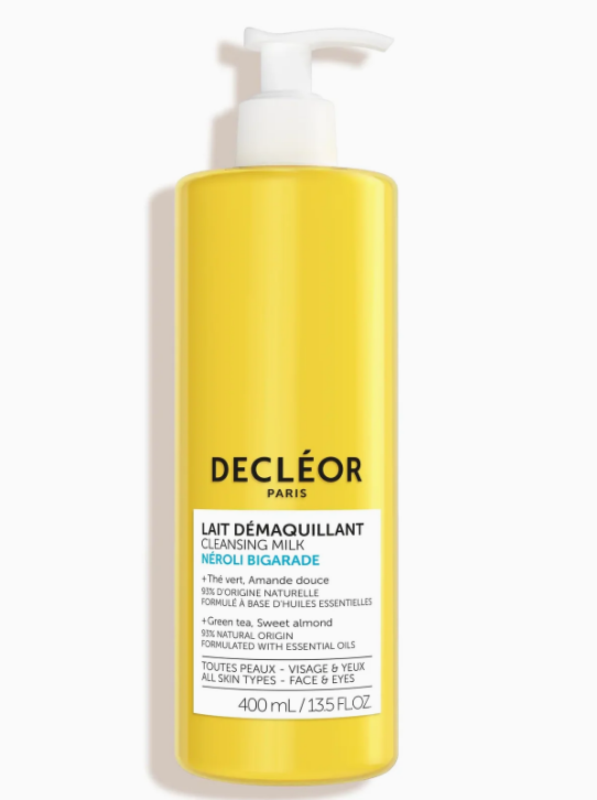 Le Lait Démaquillant Néroli Bigarade nettoie en douceur tout en renforçant la barrière cutanée. Sa synergie d’Huiles Essentielles de Néroli, Petit Grain Bigarade et Orange douce, associée au Thé Vert, élimine impuretés et le maquillage tout en apaisant la peau. Convient à tous les types de peaux, même sensibles.