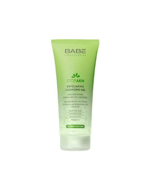 Babé Stop AKN Gel Nettoyant Exfoliant 200ml est un gel nettoyant en profondeur conçu pour purifier et rafraîchir la peau tout en l'exfoliant en douceur. Grâce à sa combinaison de particules exfoliantes de différentes tailles, ce gel favorise le renouvellement cutané et améliore la texture de la peau. Au contact de l'eau, il crée une mousse subtile qui nettoie en profondeur et désobstrue les pores. Cette action nettoyante et exfoliante aide à éliminer la saleté, l'excès de sébum et les cellules mortes, donnant à la peau une sensation de fraîcheur et de douceur. L'inclusion d'acide salicylique et d'acide succinique procure également un effet kératolytique et une action exfoliante, tandis que le zinc PCA et l'azéloglycine agissent ensemble pour réguler la production de sébum. En outre, le gel est enrichi d'aloe vera et de particules de charbon, qui procurent un effet apaisant, tandis que la formule contient également des pré et postbiotiques pour aider à maintenir et à protéger le microbiome de la peau.